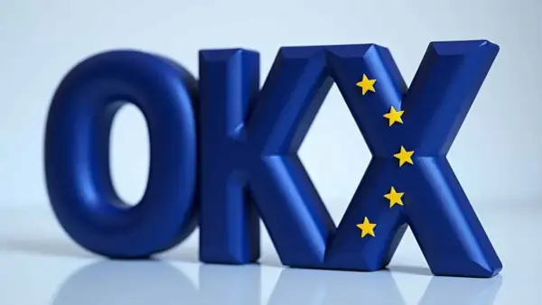 Niebieskie litery OKX z żółtymi gwiazdkami, symbolizujące Europę. Wiele osób szuka okx crypto opinie przed inwestycją.