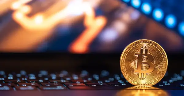 Złoty Bitcoin na klawiaturze, symbolizujący świat kryptowalut. Co to jest i jak działa?