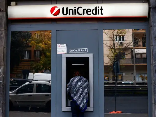 Kobieta korzysta z bankomatu UniCredit.