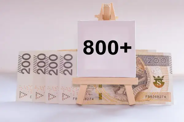 Polskie banknoty 200 zł i tabliczka z napisem "800+".