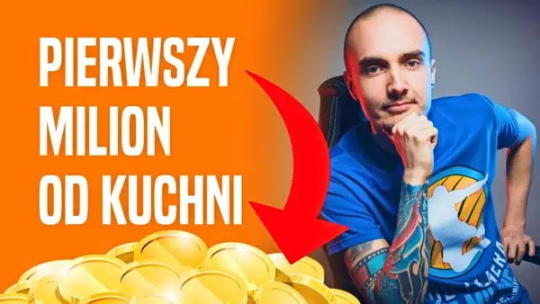 Mężczyzna z tatuażami, stos monet i napis "Pierwszy milion od kuchni".