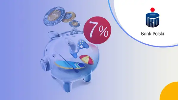 Przezroczysta skarbonka z monetami, zabawkami i parasolką plażową. Obok czerwone kółko z napisem 7%. Logo PKO Bank Polski.