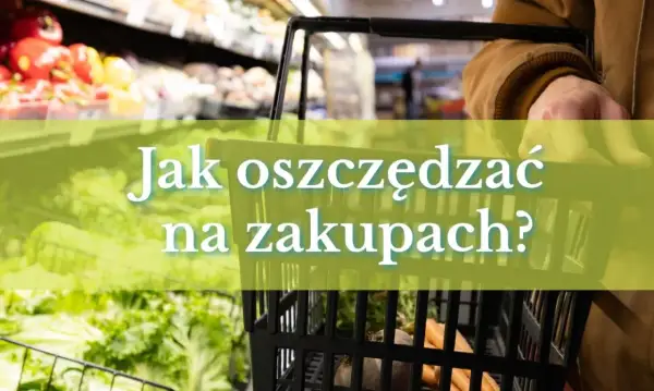 Ręka trzymająca koszyk sklepowy z warzywami, z napisem "Jak oszczędzać na zakupach?".