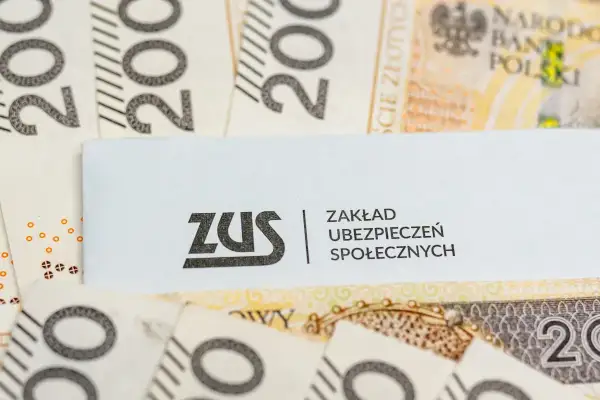 ZUS na tle polskich banknotów 200 zł.