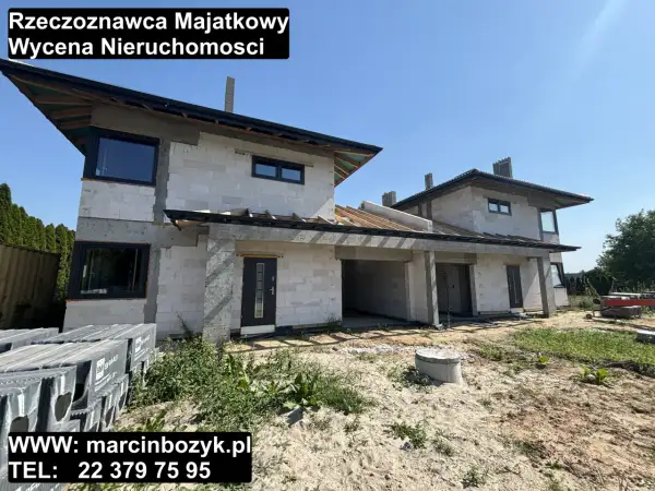 Budowa domu z białych pustaków, widoczne okna i dach. Na dole logo i dane kontaktowe.