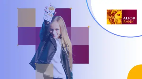 Dziewczyna trzyma smartfon z aplikacją bankową Alior. Logo Alior Bank.