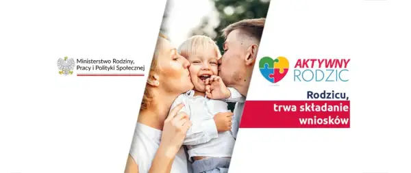 Rodzice całujący uśmiechnięte dziecko, logo "Aktywny Rodzic" i Ministerstwo Rodziny.