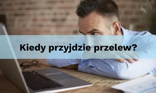 Zestresowany mężczyzna przy laptopie zastanawia się, kiedy przyjdzie przelew. Sprawdź, jak sprawdzić czy przelew doszedł.
