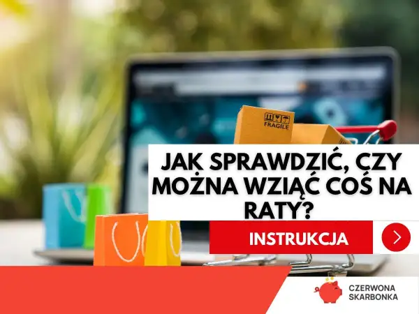 Małe kolorowe torby na zakupy i pudełka w wózku sklepowym na tle laptopa.
