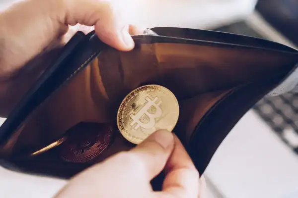 Złoty bitcoin w portfelu. Dowiedz się, jak założyć portfel krypto i zacząć inwestować.