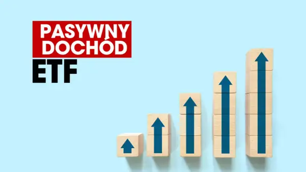 Drewniane klocki ułożone w rosnący wykres, z niebieskimi strzałkami w górę. Napis "PASYWNY DOCHÓD ETF".