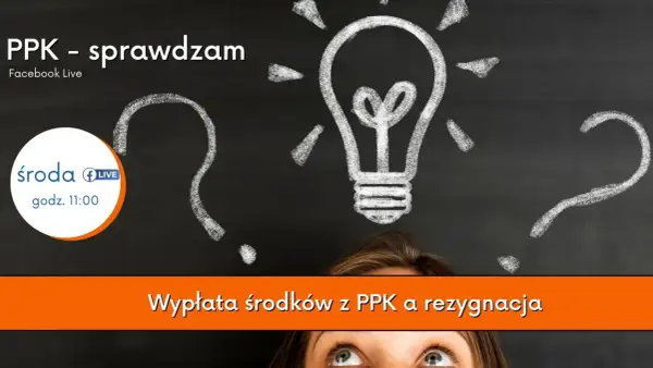 Kobieta patrzy w górę na tablicę z rysunkami żarówki i znaków zapytania.