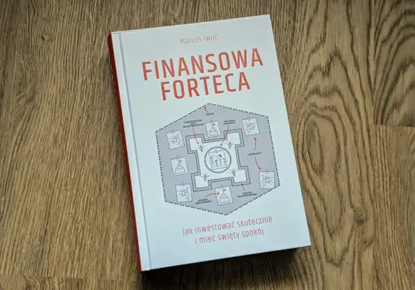 Okładka książki "Finansowa forteca" Marcina Iwuć z grafiką przedstawiającą zamek i elementy strategii finansowej.