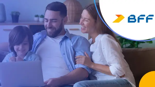 Rodzina ogląda coś na laptopie, uśmiechnięta. Logo BFF w rogu.
